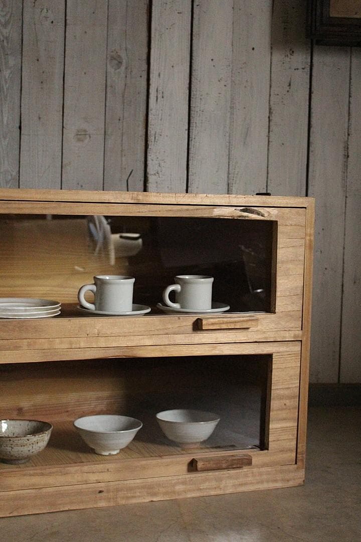 前面ガラスの木製引き出し2段　食器棚　シャツケース　収納棚　古家具