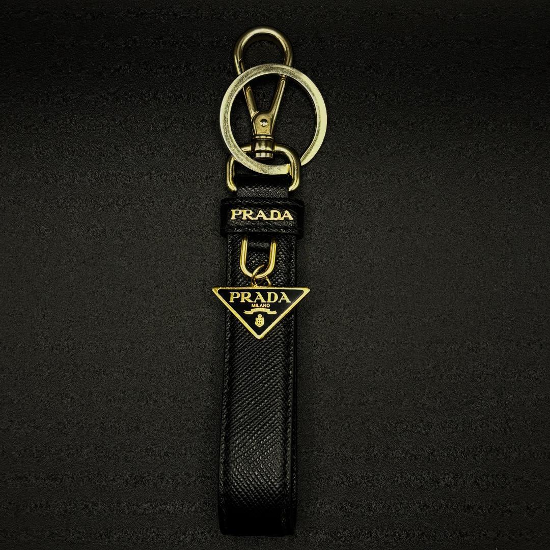 美品　PRADA キーホルダー　サフィアーノ　ブラック　キーリング　三角ダク