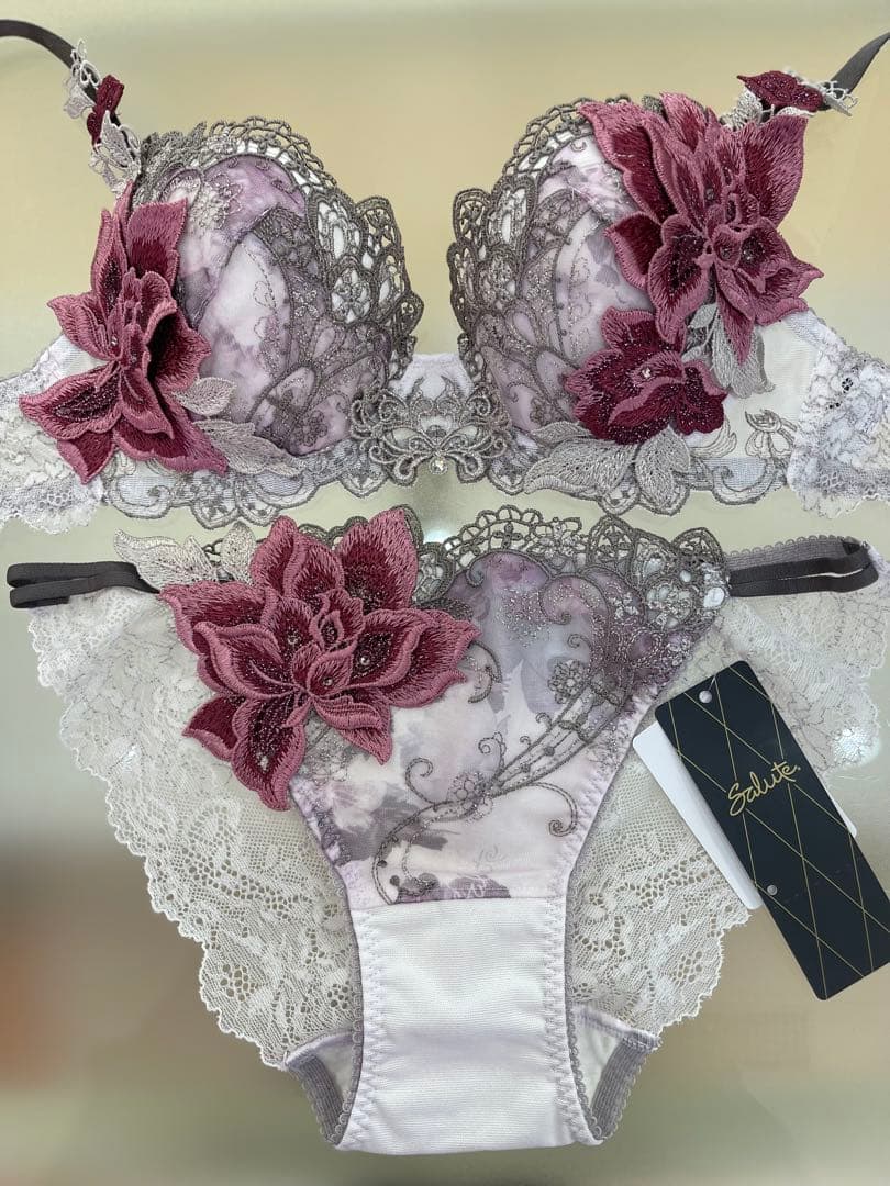 サルート　９０グループ⭐️店舗限定⭐️ＰＵ⭐️F75/M⭐️新品タグ付き❗️