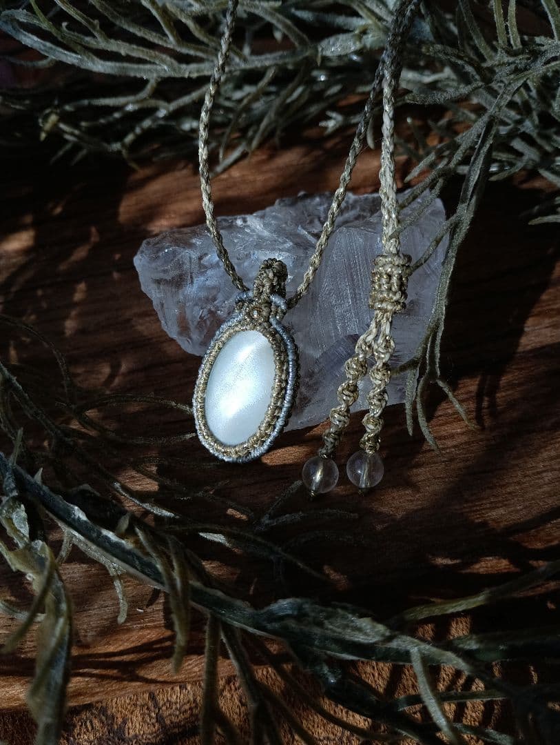 月光のまどろみ　ムーンストーンのマクラメネックレス