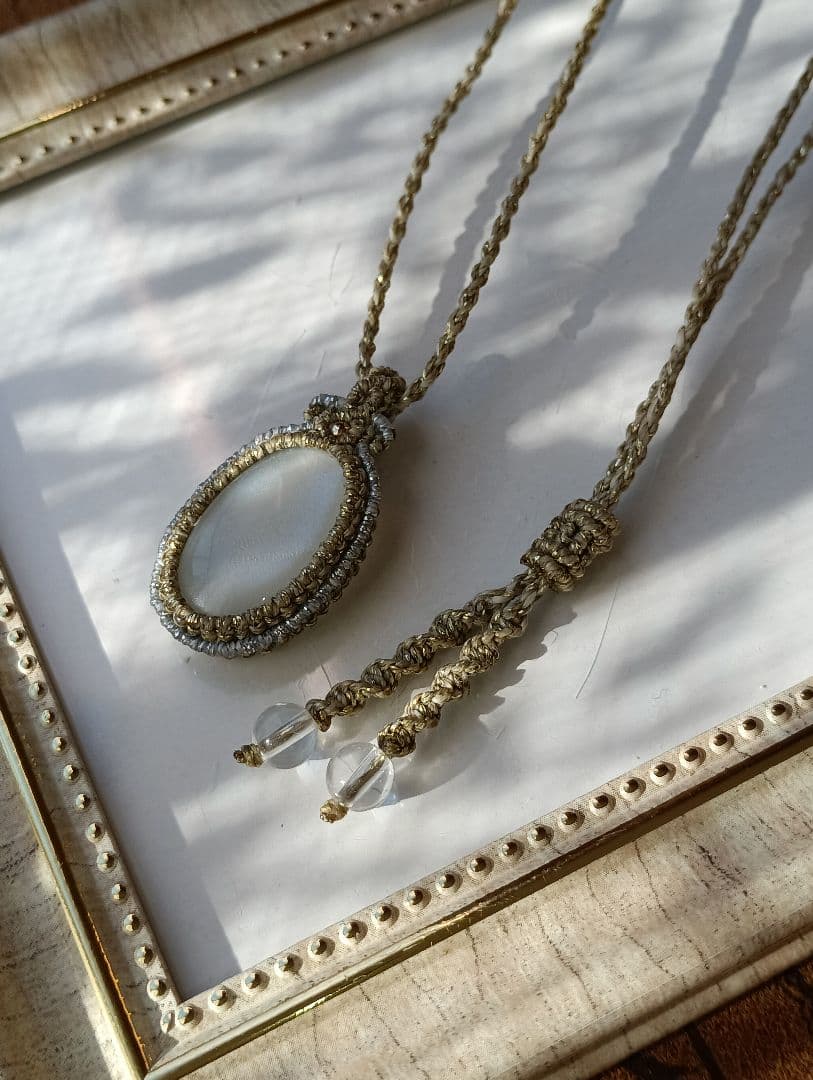 月光のまどろみ　ムーンストーンのマクラメネックレス