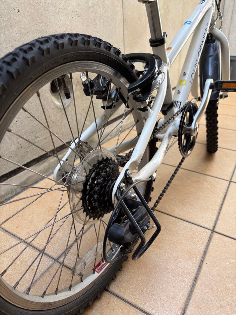 【現地取引可能】LOUIS GARNEAU 20インチ ホワイトLGS-J206