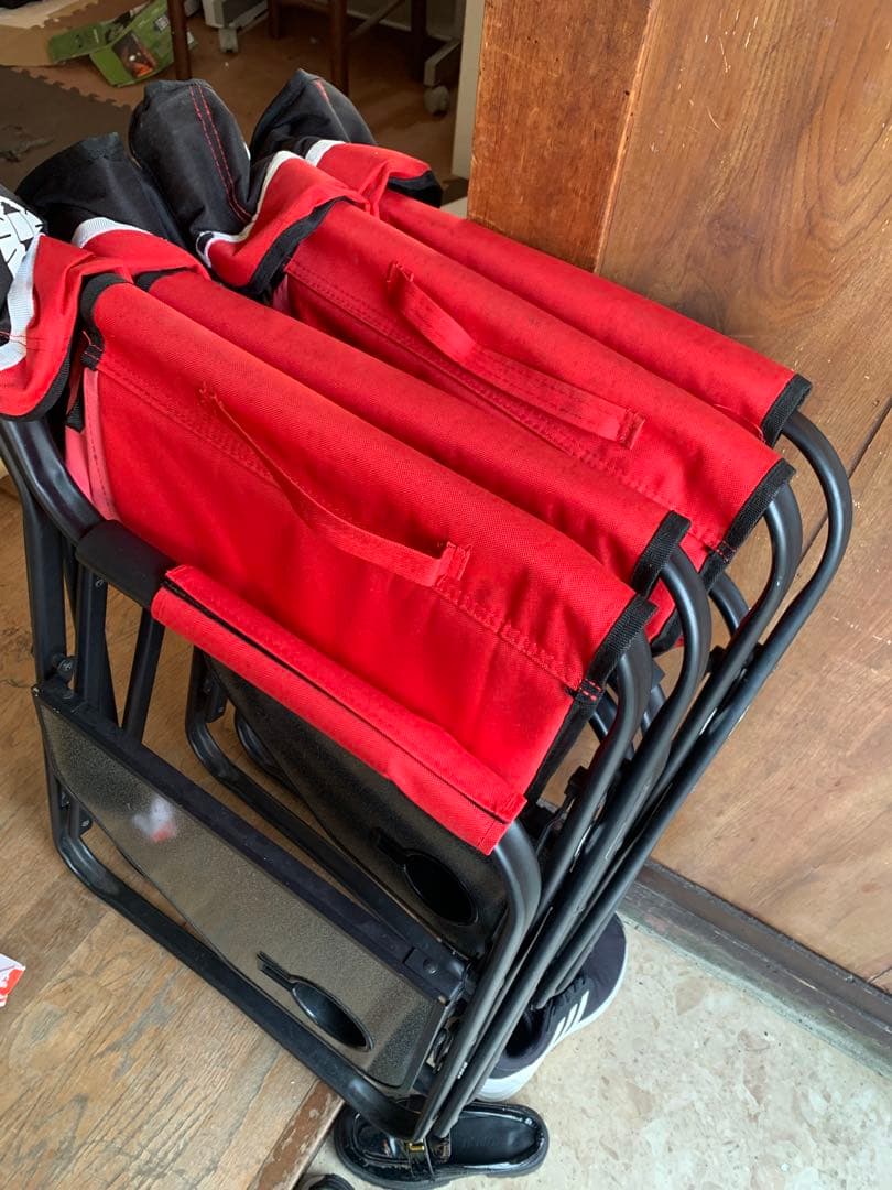 折りたたみ椅子 赤と黒 カップホルダー付き