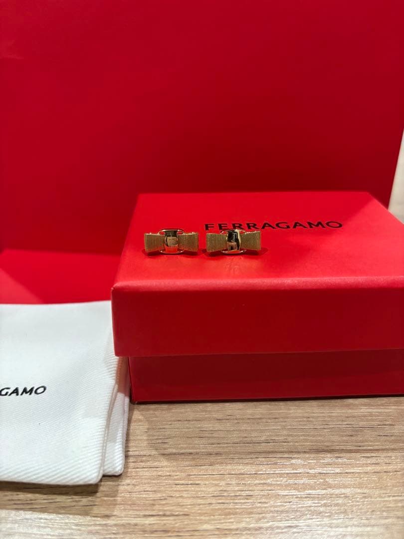 【Salvatore Ferragamo フェラガモ ヴァラリボン ピアス】