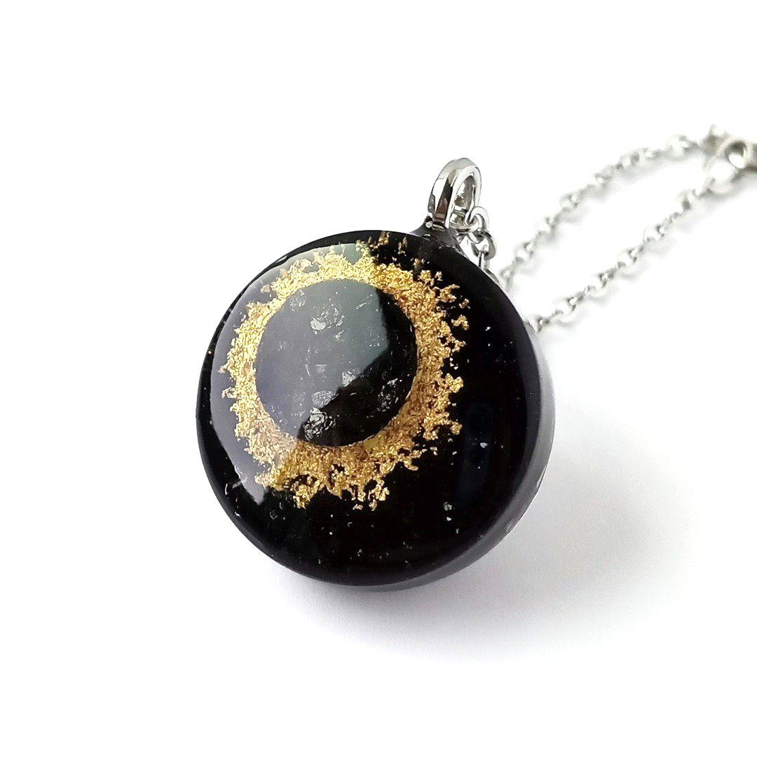 神秘的な光景と特別なパワーをあなたに｜皆既日食モチーフのこだわりオルゴナイト