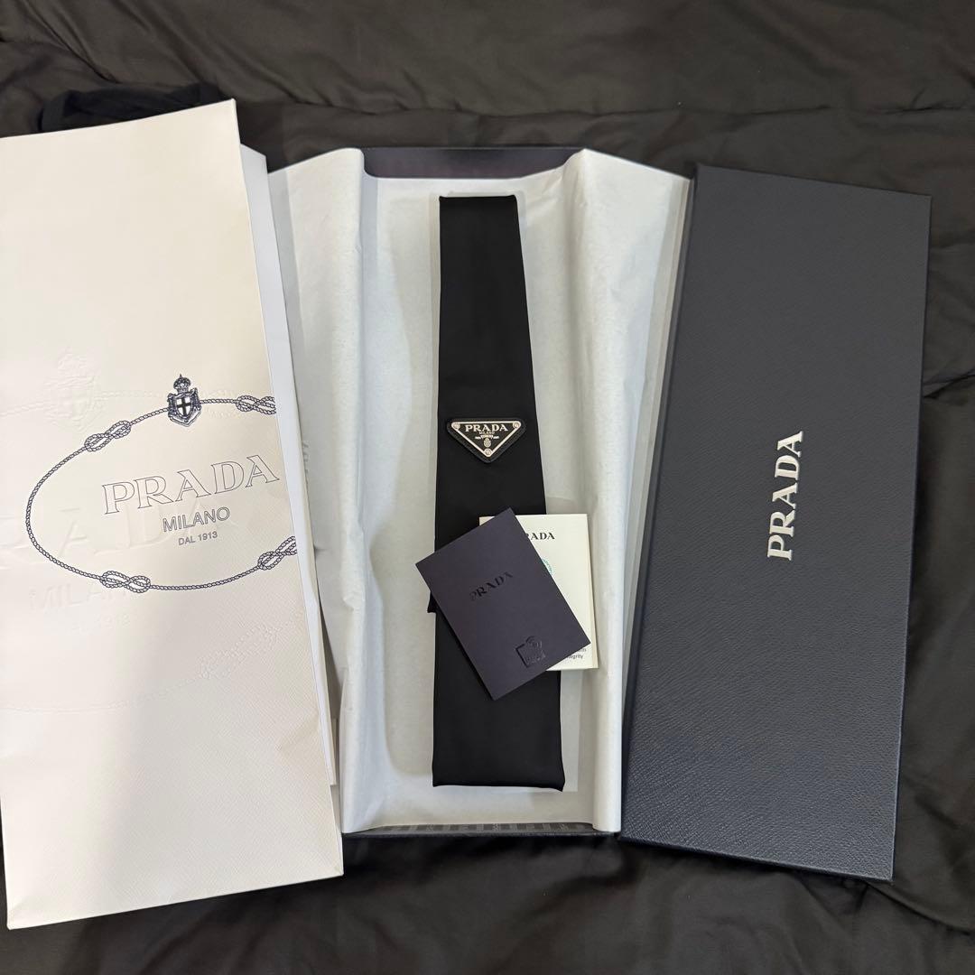 PRADA ロゴネクタイ ブラック ロゴプレート