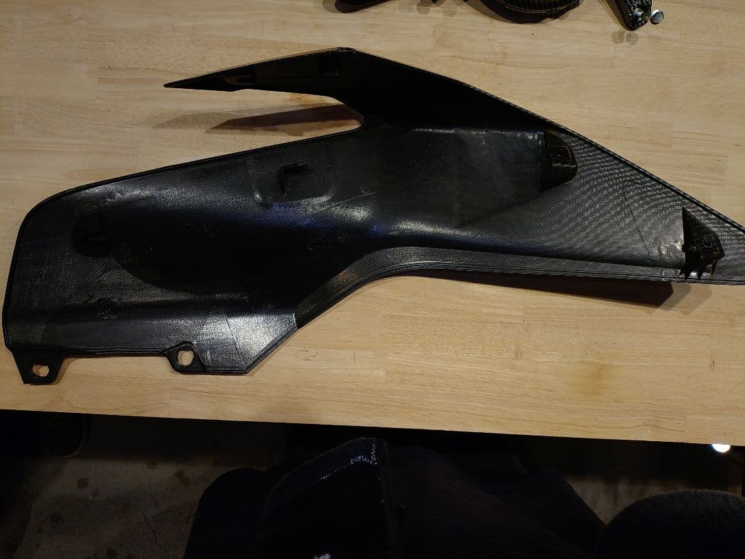 390DUKE(2017) カーボン調カウルセット。来週からバラ売り