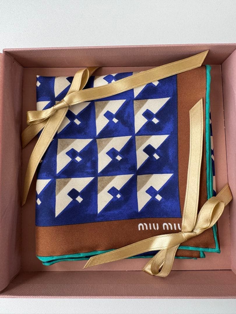 【テ】(miumiu プリントツイルスカーフ　シルク100%