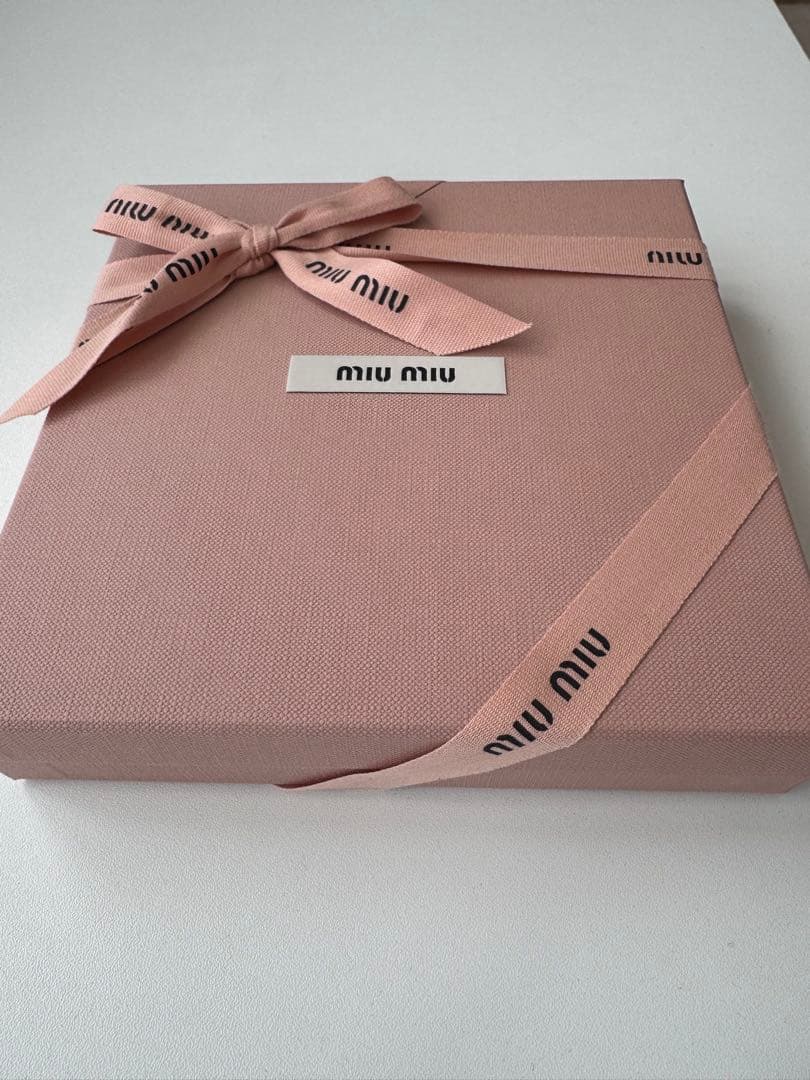 【テ】(miumiu プリントツイルスカーフ　シルク100%