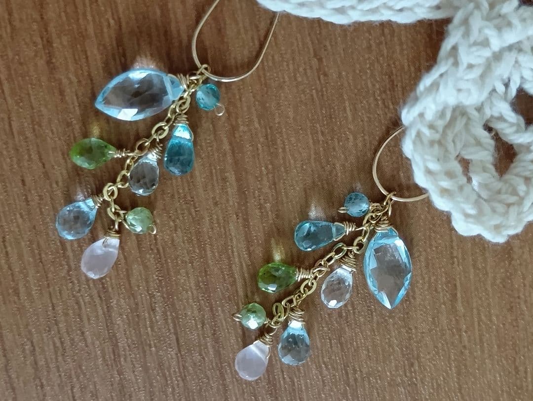 セール460 14kgf宝石質ブルートパーズと小粒ブリオレットのチャーム