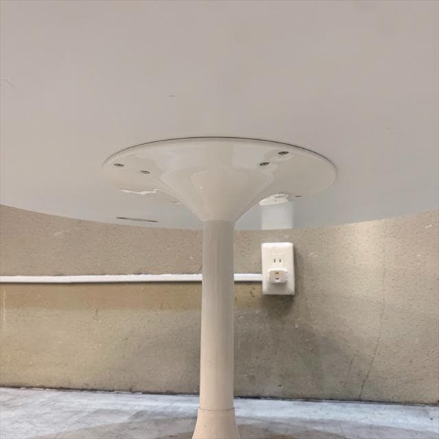 （リプロダクト品）エーロサーリネンのチューリップセンターテーブル