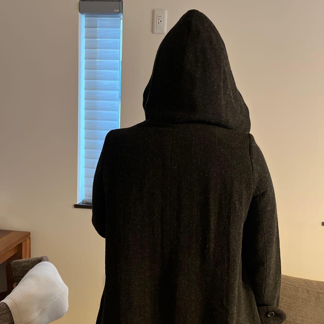 フード付き黒ロングコート