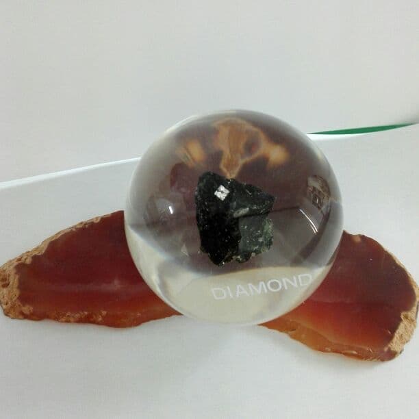 ダイヤモンドとメノウの台座