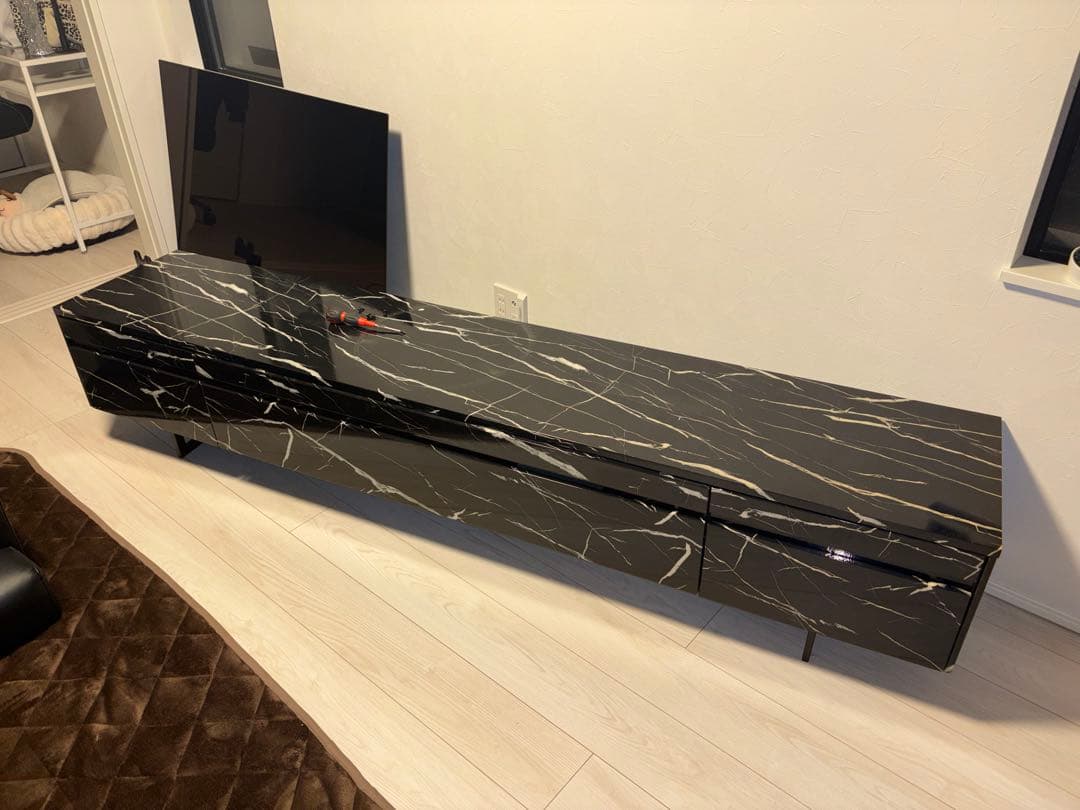 モダンな黒と白の大理石模様テレビ台