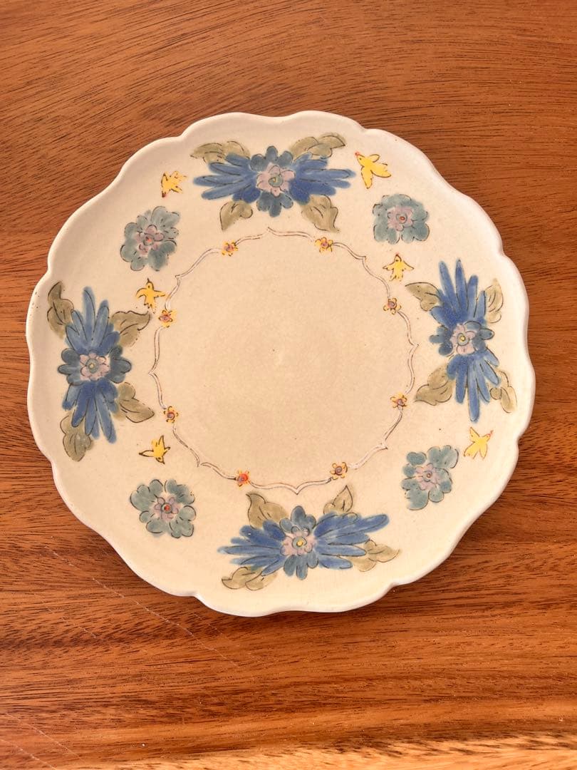 増山文さん　青い花と蝶の装飾皿　2枚セット　直径21センチ