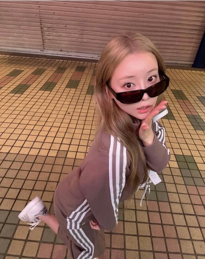 重盛さと美着用　adidas セットアップ　スカート　ジャケット