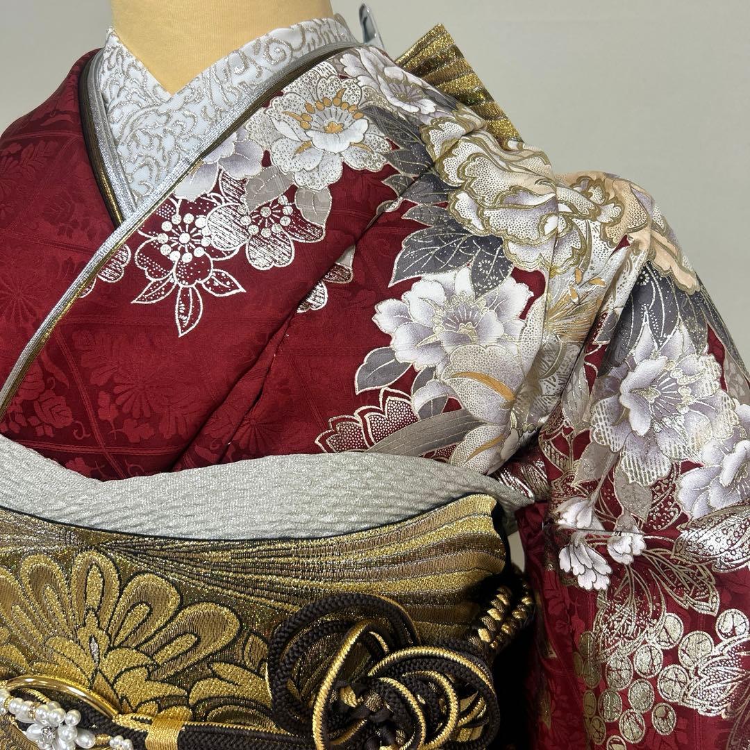 ゴージャス　エンジの牡丹に百合の金彩振袖フルセット