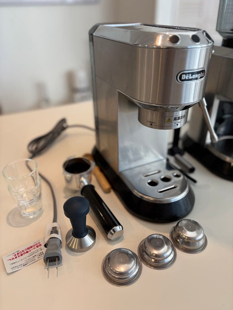 美品　デロンギDeLonghiエスプレッソマシン、グラインダーセット　おまけつき