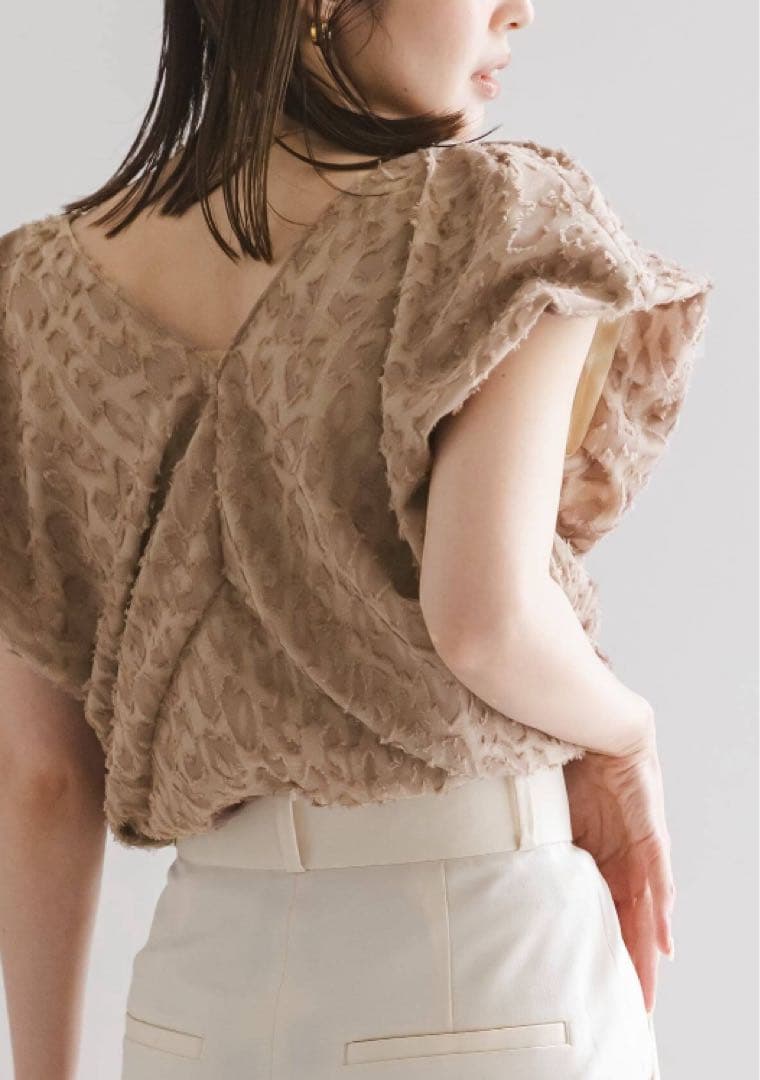 新品未使用⭐︎Noble レオパードジャガードデコルテVブラウス　キャメル