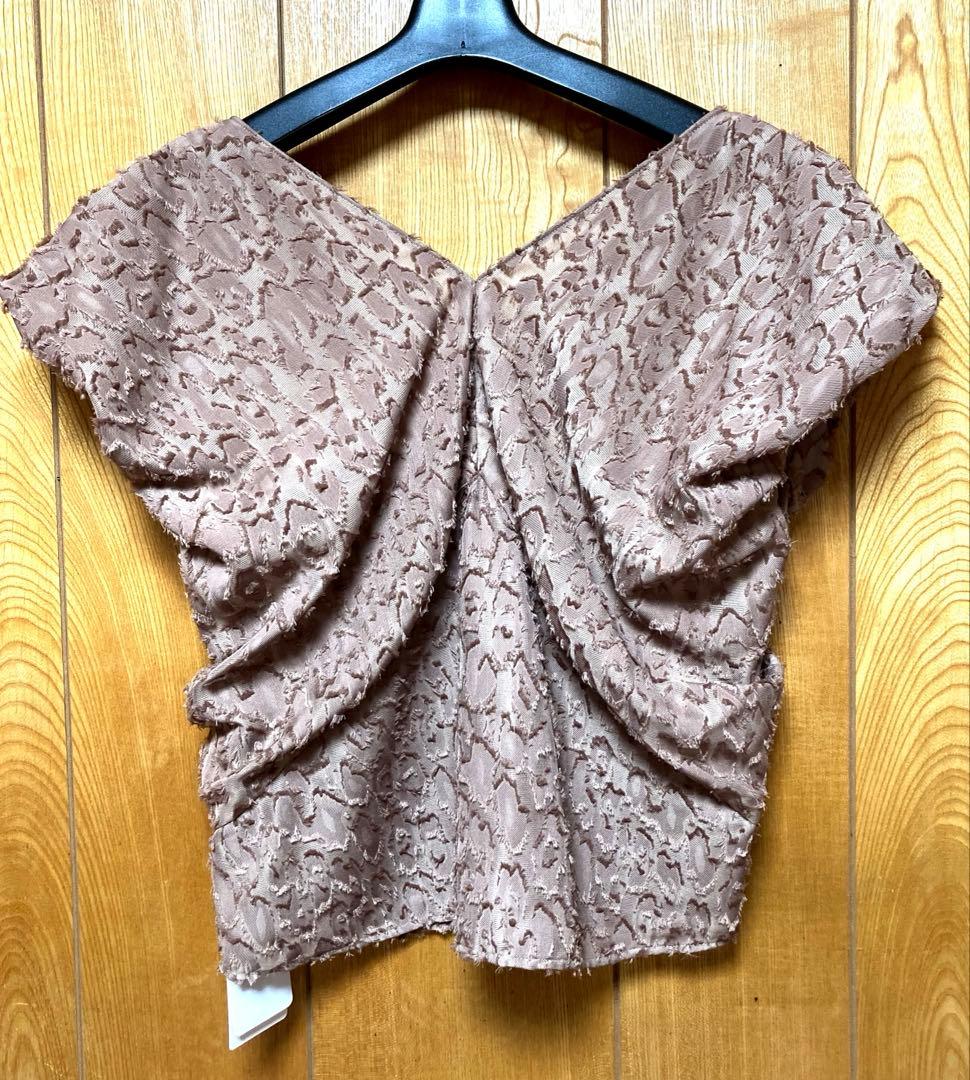 新品未使用⭐︎Noble レオパードジャガードデコルテVブラウス　キャメル