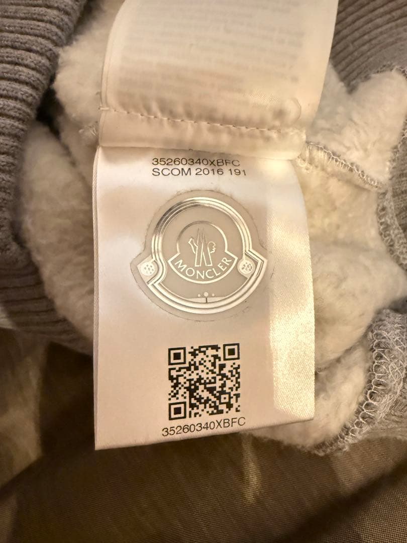 正規品　今週限定価格　MONCLEAR OFF-WHITE パーカー