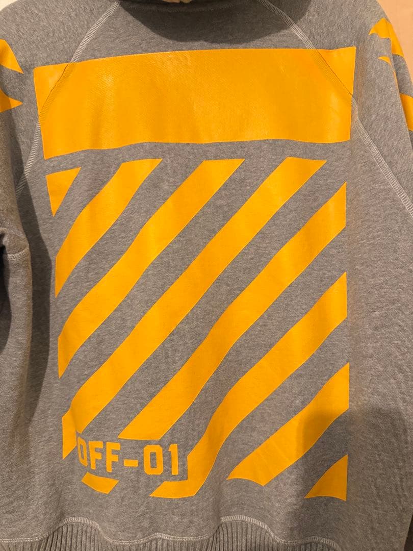 正規品　今週限定価格　MONCLEAR OFF-WHITE パーカー