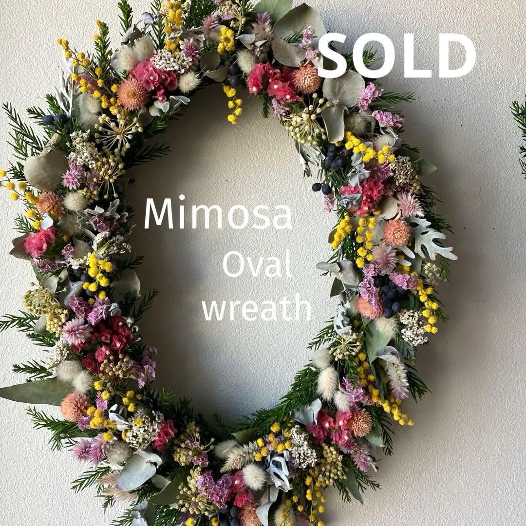 大きなミモザとピンクのオーバルリース　イタリア産ミランドール　スターチス　春