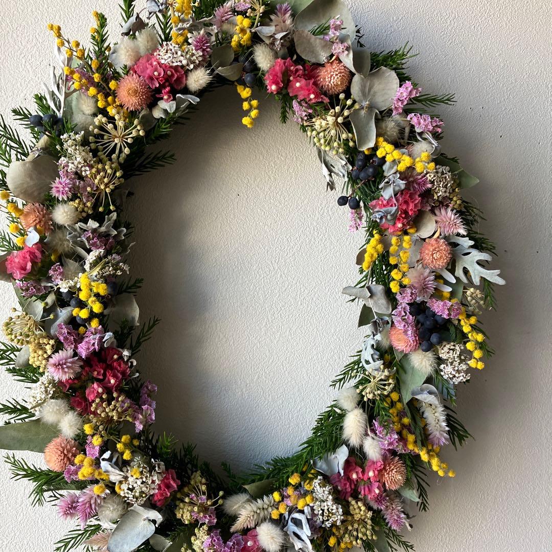 大きなミモザとピンクのオーバルリース　イタリア産ミランドール　スターチス　春