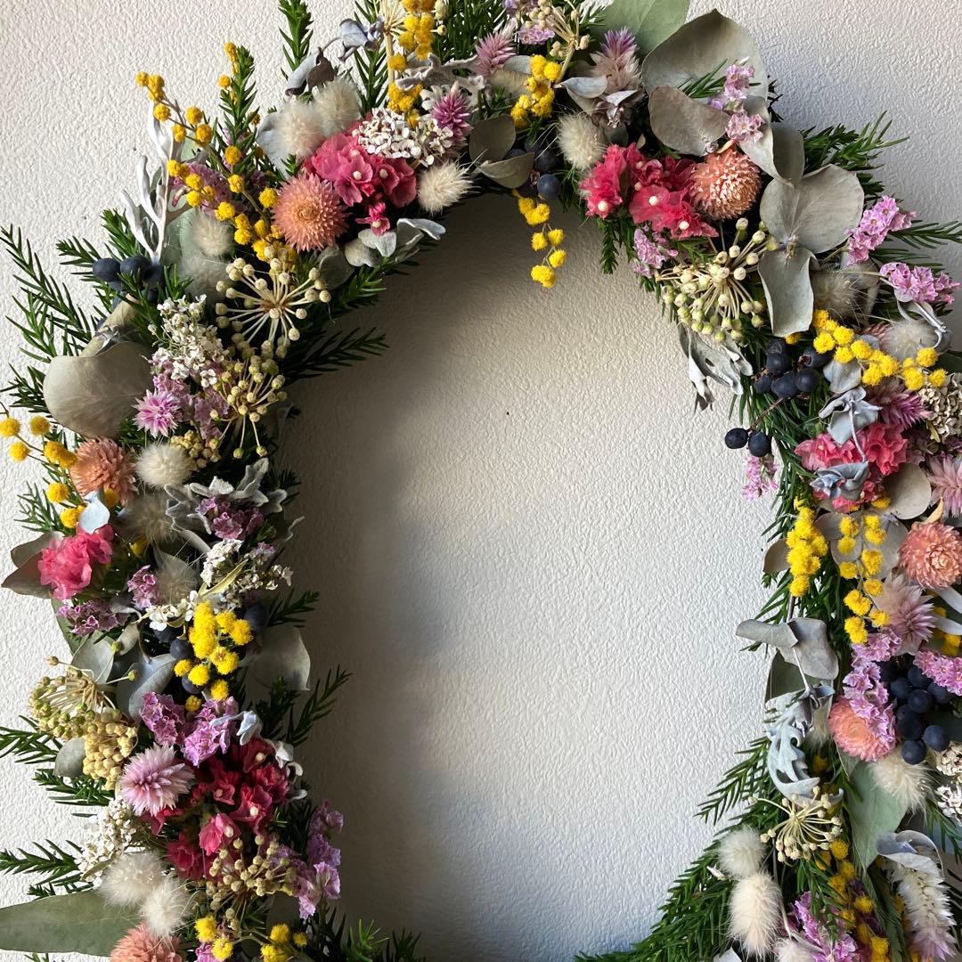 大きなミモザとピンクのオーバルリース　イタリア産ミランドール　スターチス　春