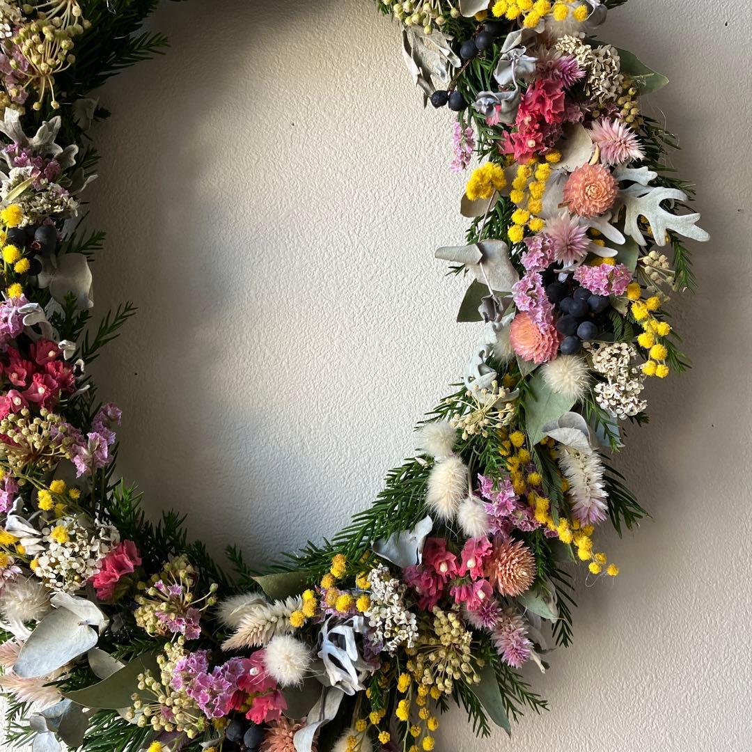 大きなミモザとピンクのオーバルリース　イタリア産ミランドール　スターチス　春