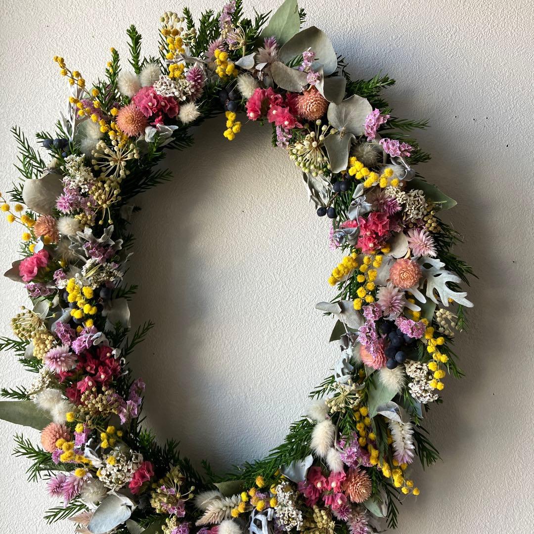 大きなミモザとピンクのオーバルリース　イタリア産ミランドール　スターチス　春