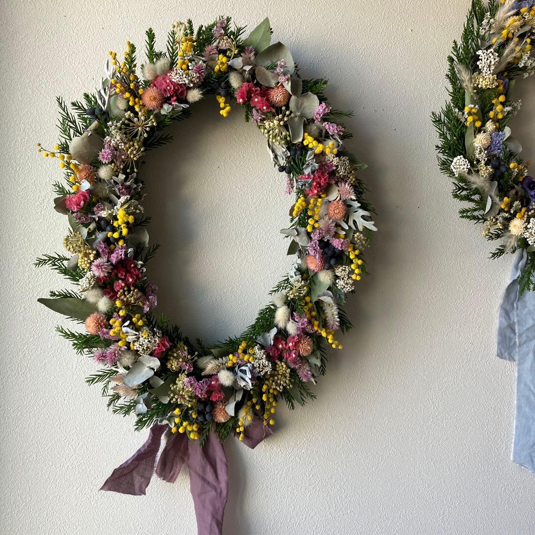 大きなミモザとピンクのオーバルリース　イタリア産ミランドール　スターチス　春