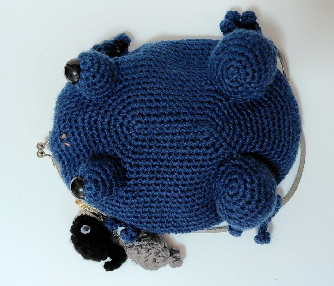 幸せを呼ぶ青いかえるのがま口ショルダーポーチ（口金 約12.5cm）