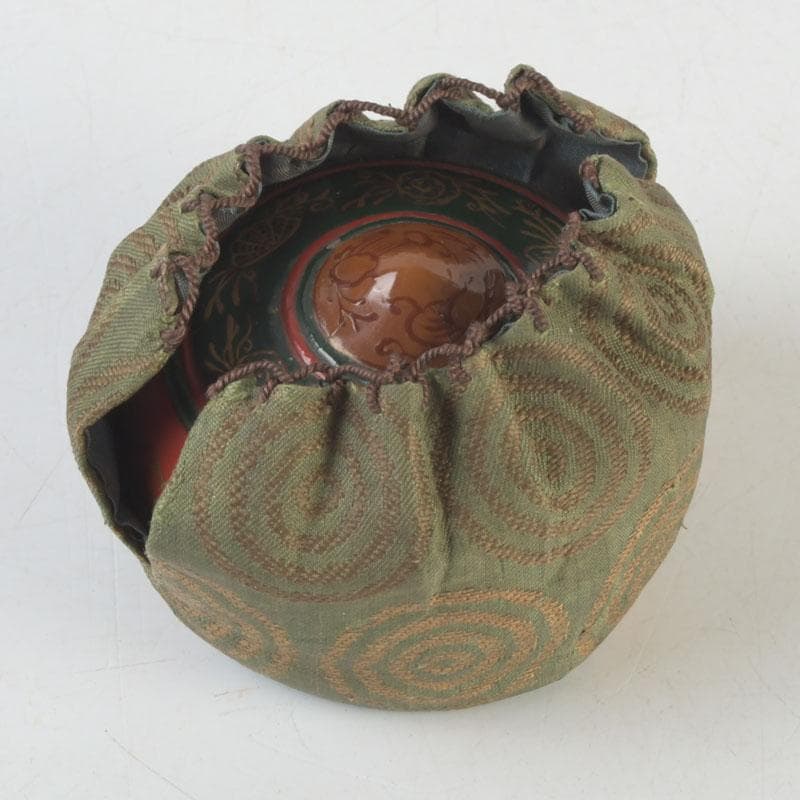 茶道具　朱塗　貝蒔絵　香合　仕覆付　朱書花押あり　V　9854