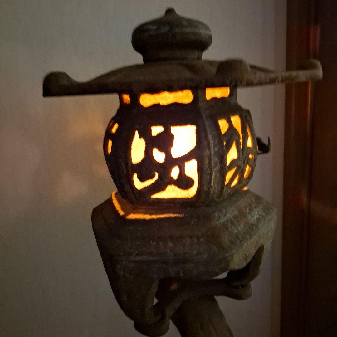 伝統的な金属製燈籠　アンティーク　鉄鋳物製　灯篭