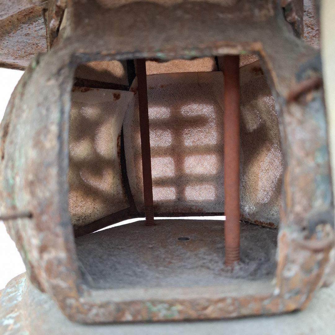 伝統的な金属製燈籠　アンティーク　鉄鋳物製　灯篭