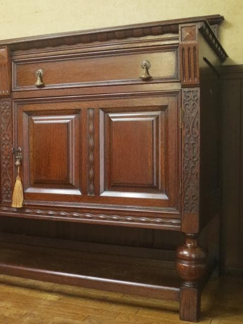 イギリス アンティーク オーク材 ブルボーズレッグ 彫刻 サイドボード 鍵付き