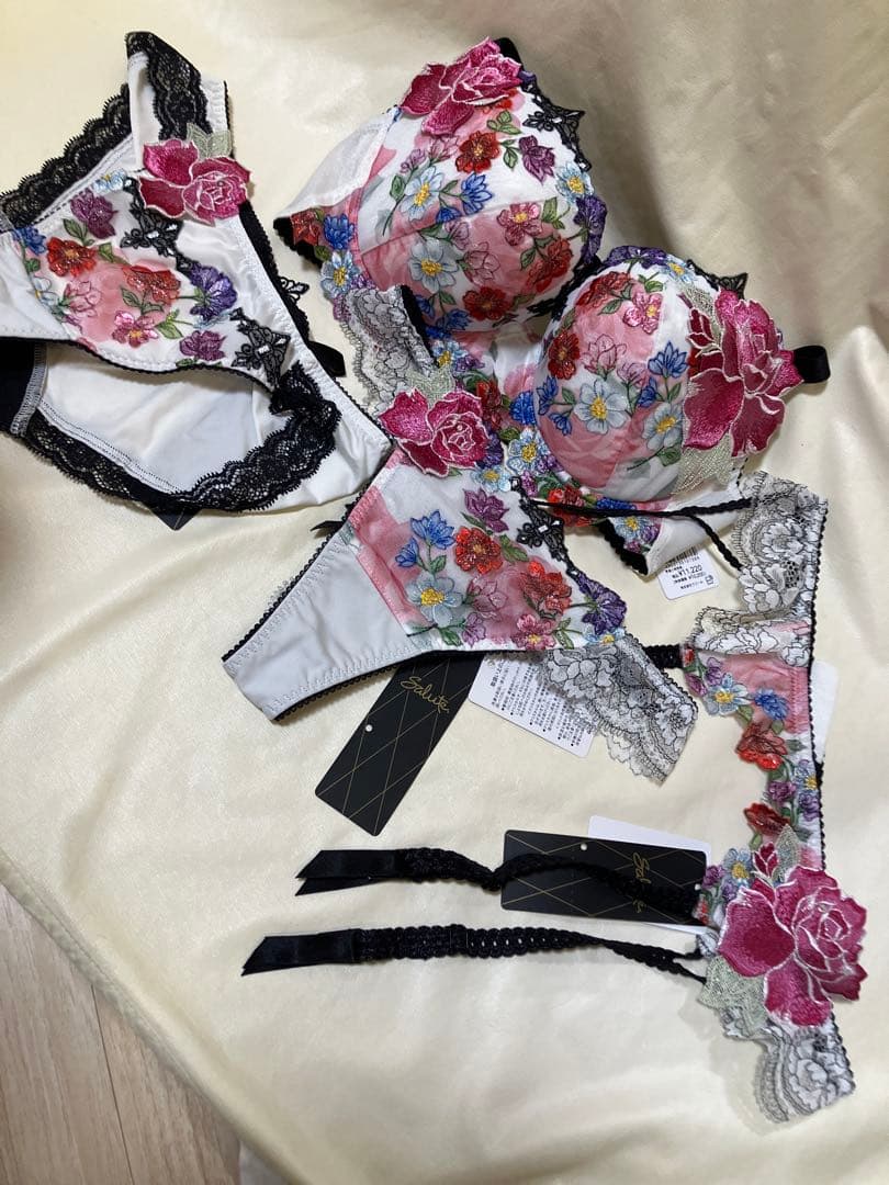 サルート60グループ F70 豪華4点セット ガーター付♪