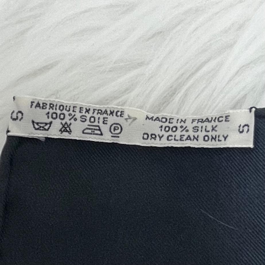 エルメス カレ90 大判スカーフ　シルク100％ 濃ネイビー　タグあり