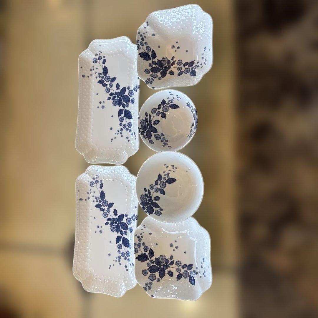 青い花柄の食器セット 6点