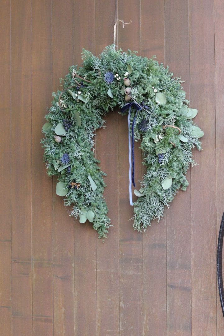 ボリューミーなクレッセントのクリスマスリース。日常使いにも。