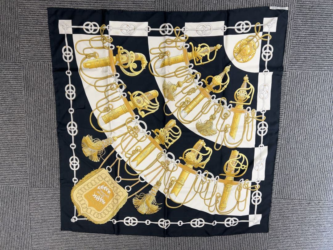 美品 エルメス スカーフ カレ90 ”Cliquetis オブジェの秘密“ 正規