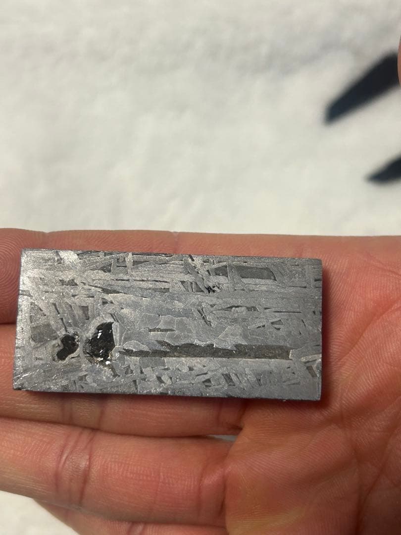 アルタイ鉄隕石。美しい長方形。約85.90