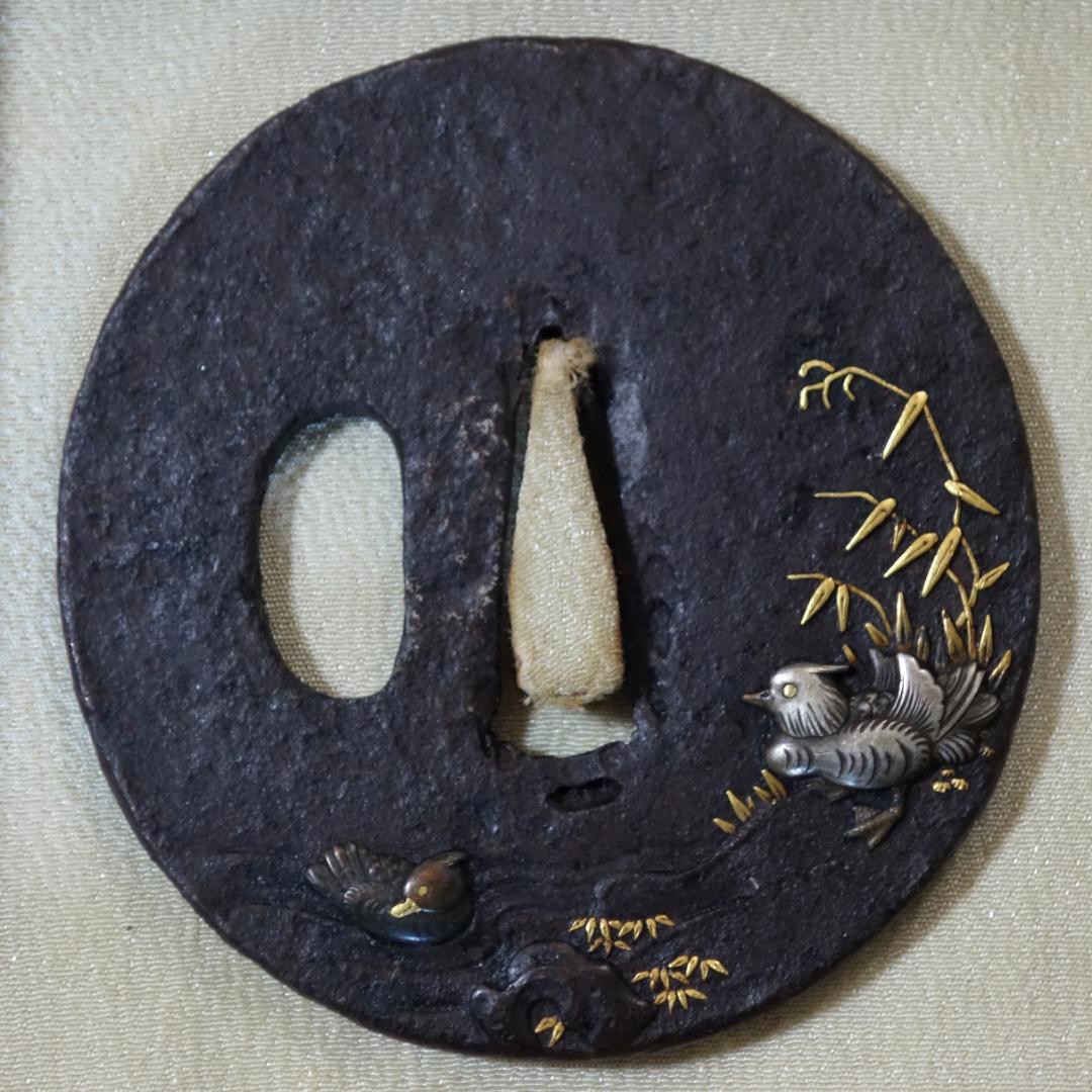 【金銀銅象嵌 鴛鴦図鍔】(鍔箱付き) 鍔 鐔 鉄地 刀装具 日本刀 武具 骨董