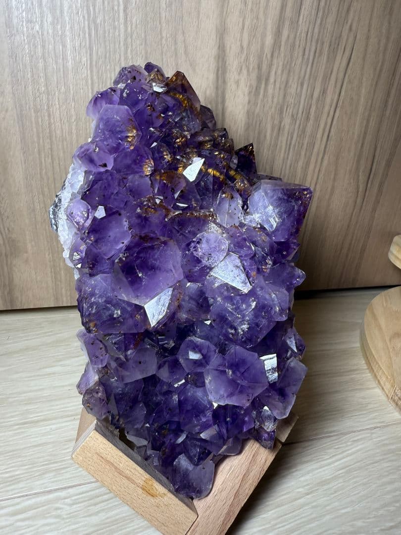 ✨特大・高品質✨台座付きアメジストクラスター⭐️タイチンルチルクォーツ入り