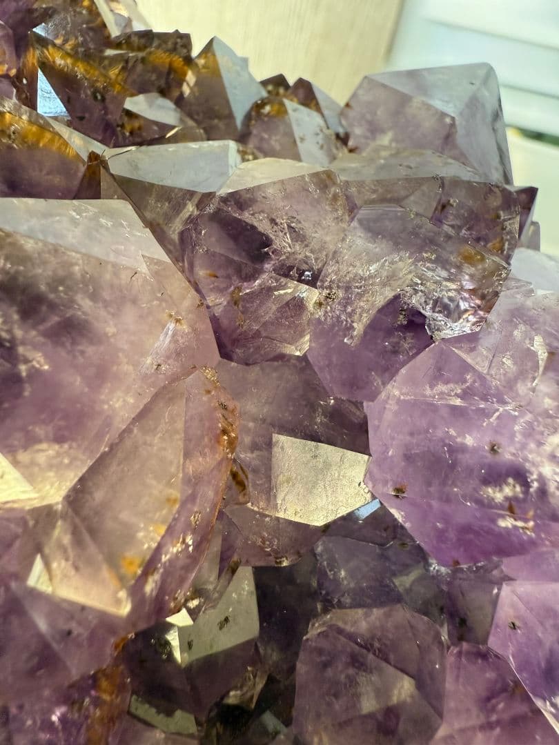 ✨特大・高品質✨台座付きアメジストクラスター⭐️タイチンルチルクォーツ入り