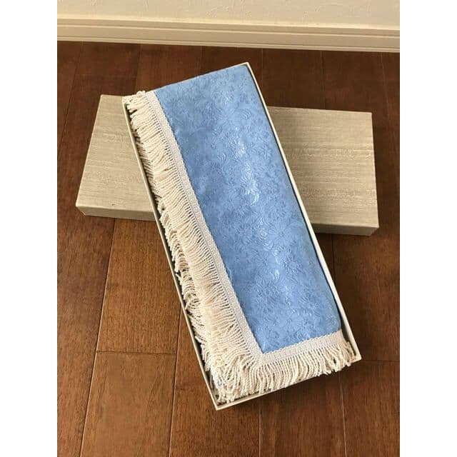 水色フリンジ付きテーブルセンター