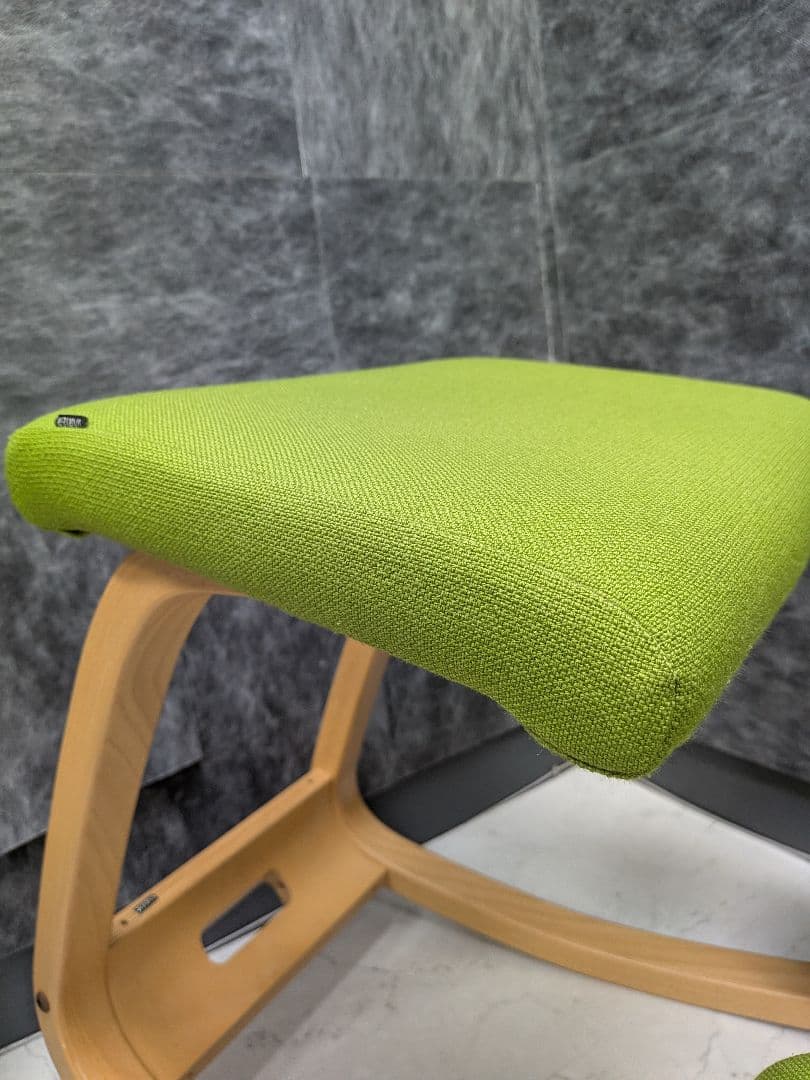 varier　バランスチェア　家具　オフィスチェア　デスクチェア　座面黄緑