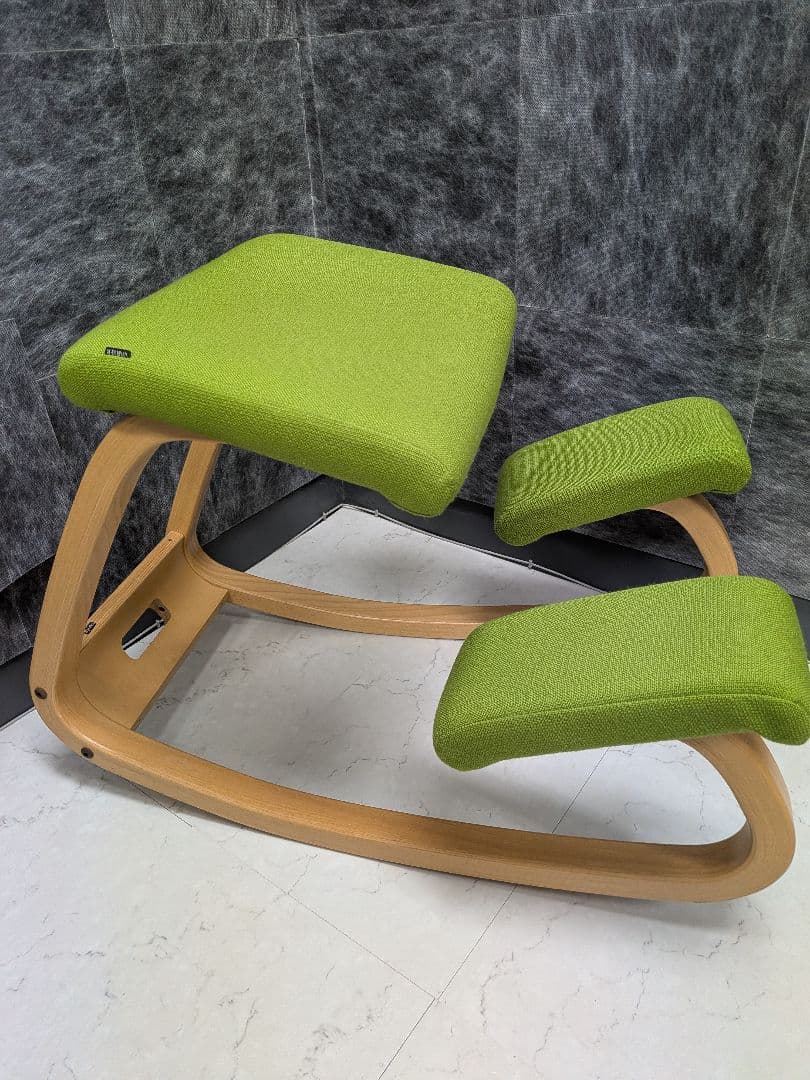 varier　バランスチェア　家具　オフィスチェア　デスクチェア　座面黄緑