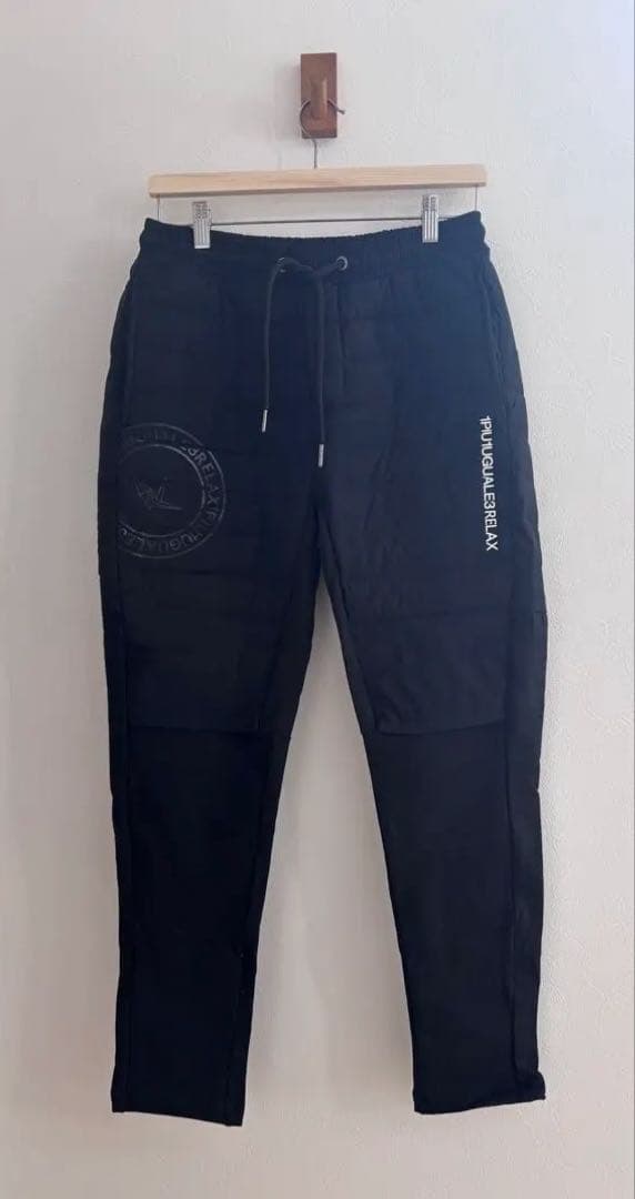 1PIU1UGUALE3 ウノピゥウノウグァーレトレ サークルロゴ　M